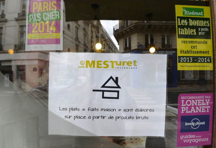 Le logo de l'appellation "fait maison" sur la vitrine d'un restaurant à Paris, le 15 juillet 2014. ( AFP / MIGUEL MEDINA )
