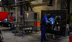 Un homme travaille dans une usine à Kassel, en Allemagne