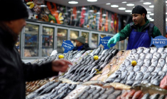 Photo d'archives: Les gens font leurs courses dans le sud-est de Londres
