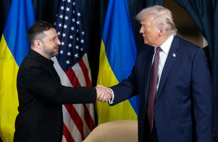 Photo provenant du compte X de Volodymyr Zelensky, du 22 janvier 2026, montrant le président ukrainien Volodymyr Zelensky (g) et le président américain Donald Trump se serrant la main lors de leur rencontre bilatérale en marge du Forum économique mondial (FEM) à Davos, en Suisse ( X account of Volodymyr Zelensky / Handout )
