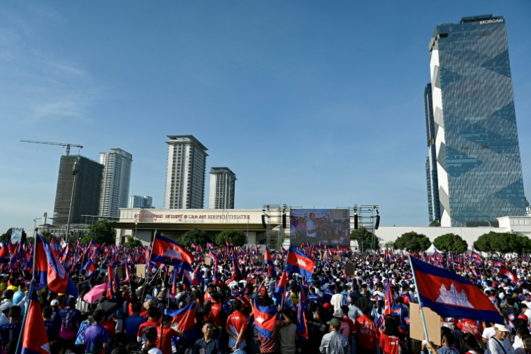 Des manifestants participent à une marche en soutien aux soldats stationnés à la frontière avec la Thaïlande, le 18 juin 2025 à Phnom Penh, au Cambodge ( AFP / TANG CHHIN Sothy )