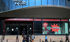 Les Galeries Lafayette fermées à Marseille, le 22 octobre 2025 ( AFP / Christophe SIMON )