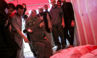 Des habitants de Gaza en pleurs à l'hôpital indonésien de Beit Lahia, devant les corps de proches, tués par un bombardement israélien à Jabalia, dans le nord de la bande de Gaza, le 18 avril 2025 ( AFP / BASHAR TALEB )