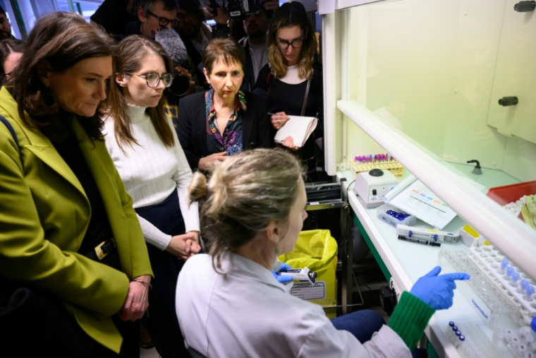 La députée MoDem Sandrine Josso (g) et la ministre déléguée chargée de l'Egalité femmes-hommes Aurore Bergé (2e g) visitent le laboratoire de toxicologie du CHU de Nantes, le 30 janvier 2026 ( AFP / Loic VENANCE )