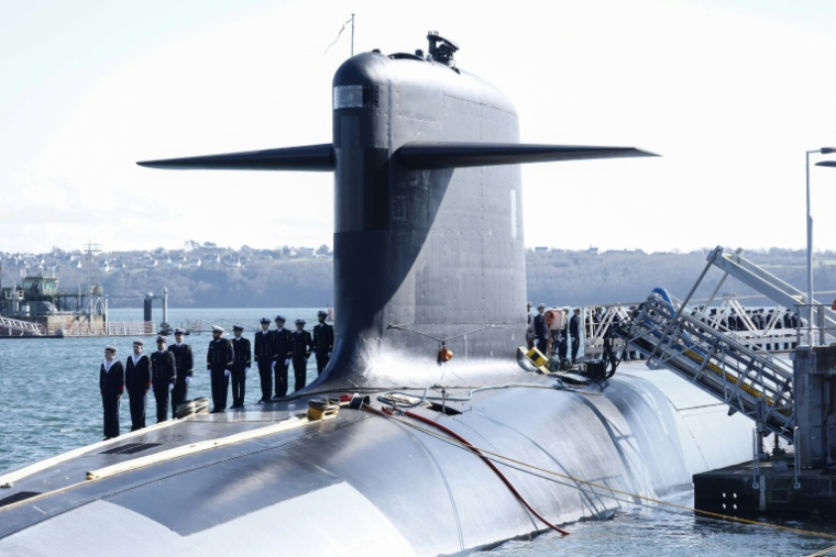 Des membres de la Marine nationale sur le pont d'un sous-marin à l'occasion de la visite du président Emmanuel Macron à la base navale de sous-marins nucléaires de l'île Longue à Crozon, le 2 mars 2026 dans le Finistère ( POOL / Yoan VALAT )