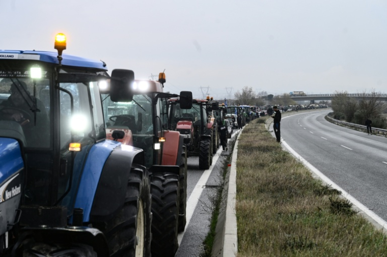 Des agriculteurs essaient de bloquer la route menant au poste de douanes de Promachonas, à la frontière entre la Grèce et la Bulgarie, près de Thessalonique (Grèce) le 3 décembre 2025 ( AFP / SAKIS MITROLIDIS )