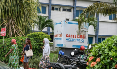 Panneau indiquant que la couverture santé universelle est acceptée, à l'entrée de l'hôpital de Cocody, à Abidjan, le 31 juillet 2025 ( AFP / Issouf SANOGO )