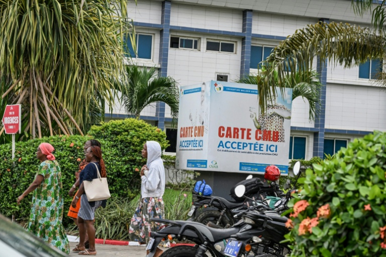 Panneau indiquant que la couverture santé universelle est acceptée, à l'entrée de l'hôpital de Cocody, à Abidjan, le 31 juillet 2025 ( AFP / Issouf SANOGO )