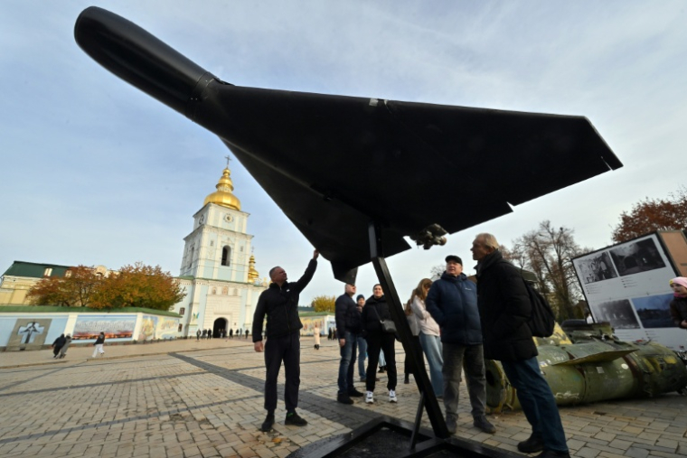 Un drone de conception iranienne de l'armée russe détruit par l'armée de l'air ukrainienne exposé à Kiev, le 2 novembre 2025  ( AFP / Sergei SUPINSKY )