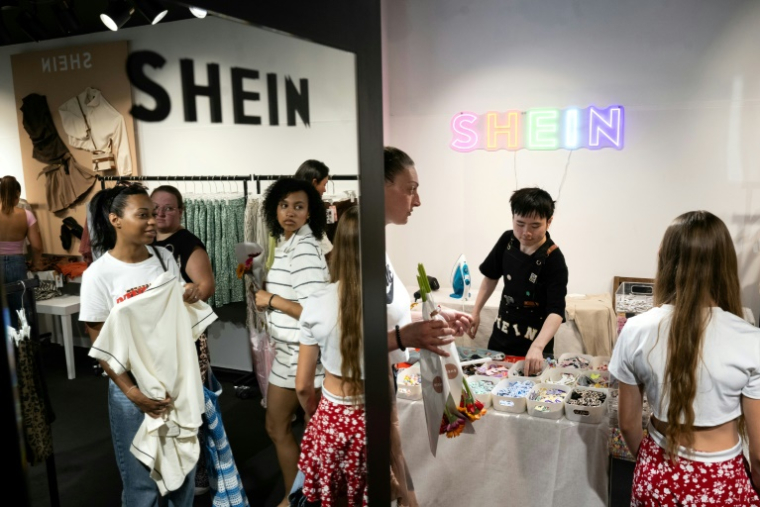 Des clientes dans une boutique éphémère de la marque asiatique Shein, le 26 juin 2025 à Diajon, en Côte-d'Or ( AFP / ARNAUD FINISTRE )