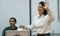 La candidate à la présidence du Pérou Keiko Fujimori, vote dans un bureau de vote lors du second tour de l'élection présidentielle à Lima, le 7 juin 2026 ( AFP / MARTIN BERNETTI )