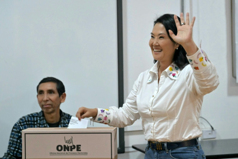 La candidate à la présidence du Pérou Keiko Fujimori, vote dans un bureau de vote lors du second tour de l'élection présidentielle à Lima, le 7 juin 2026 ( AFP / MARTIN BERNETTI )