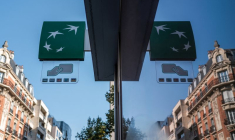 Le logo de BNP Paribas devant une agence bancaire à Paris