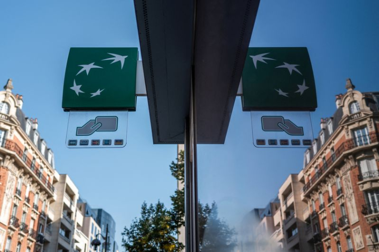 Le logo de BNP Paribas devant une agence bancaire à Paris