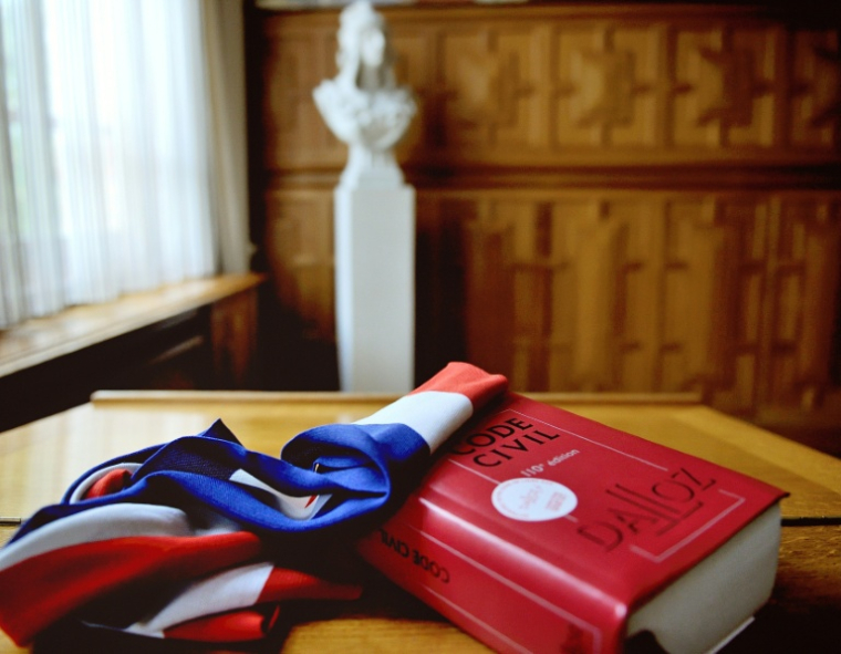 Un exemplaire du code civil à la mairie de Lille, le 5 novembre 2012   ( AFP / PHILIPPE HUGUEN )