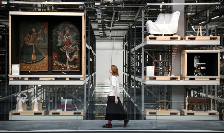 Une visiteuse regarde les oeuvres d'art exposées à la Storehouse du Victoria et Albert Museum, dans l'est de Londres, le 12 juin 2025 ( AFP / HENRY NICHOLLS )