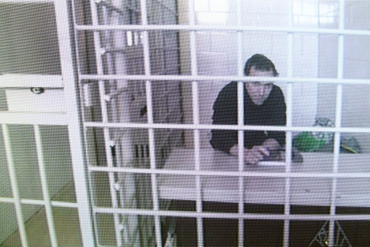 Le chercheur français Laurent Vinatier apparaît sur un écran via une liaison vidéo lors de l'audience d'appel de sa peine de trois ans de prison prononcée en octobre après avoir été reconnu coupable d'infraction à la loi russe sur les "agents étrangers", au tribunal municipal de Moscou, le 24 février 2025 ( AFP / STRINGER )