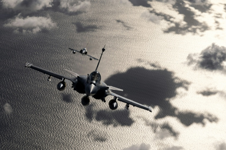 Un avion de chasse Rafale (au premier plan) et un Mirage 2000 D de l'armée de l'air française survolent les côtes sud-ouest de la France, le 26 septembre 2025 ( AFP / ALAIN JOCARD )