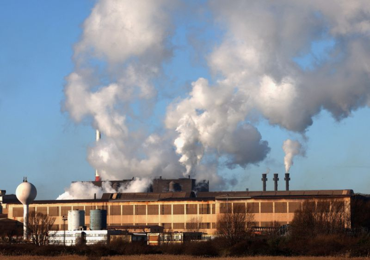 La fumée monte des cheminées d'une usine du port de Dunkerque