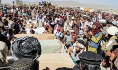 Des Afghans assistent aux funérailles de proches tués dans une frappe de l'armée pakistanaise, le 18 octobre 2025 dans la province de Paktika, dans l'est du pays  ( AFP / - )