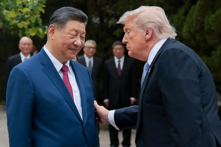 Le président américain Donald Trump (d) et le président chinois Xi Jinping à la sortie du jardin Zhongnanhai, avant de quitter Pékin, le 15 mai 2026 ( POOL / Evan Vucci )
