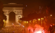Des supporters du PSG se rassemblent sur les Champs-Elysees le 30 mai 2026 à Paris pour célébrer la victoire de leur club en finale de la Ligue des champions face à Arsenal ( AFP / ROMEO BOETZLE )