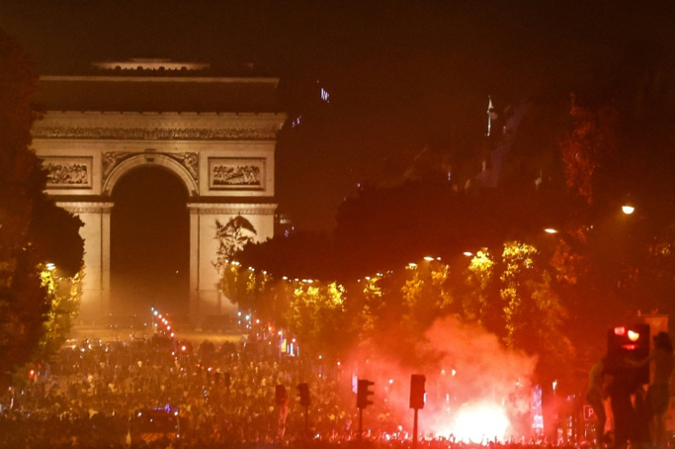 Des supporters du PSG se rassemblent sur les Champs-Elysees le 30 mai 2026 à Paris pour célébrer la victoire de leur club en finale de la Ligue des champions face à Arsenal ( AFP / ROMEO BOETZLE )