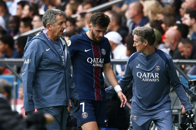 La sortie sur blessure de l'attaquant du PSG Khvicha Kvaratskhelia, face à Lens , le 14 septembre 2025 au Parc des Princes ( AFP / FRANCK FIFE )