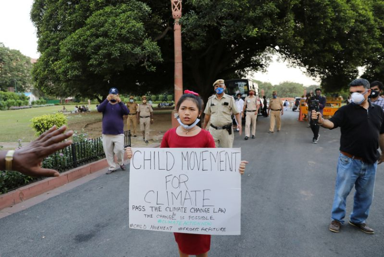 UNE PETITE INDIENNE DE 8 ANS PORTE LA QUESTION CLIMATIQUE DANS SON PAYS