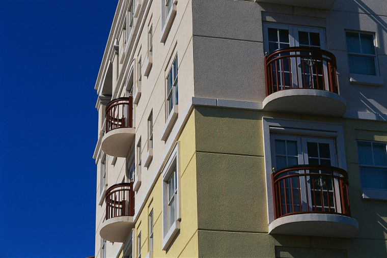 En copropriété, les travaux votés en assemblée générale s’imposent à tous les copropriétaires, même aux opposants, sauf pour l’entretien courant qui ne nécessite pas de vote. ( crédit photo : Getty Images )