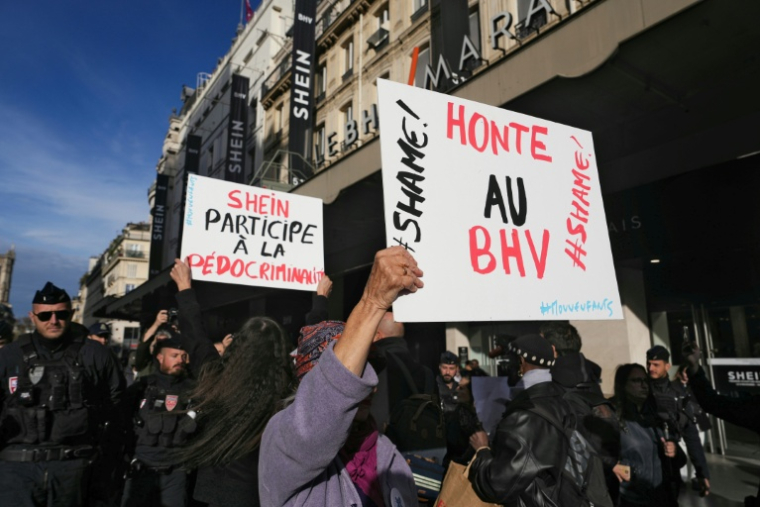 Manifestation contre l'ouverture du premier magasin physique du géant de l'e-commerce asiatique Shein au BHV à Paris, le 5 novembre 2025 ( AFP / Dimitar DILKOFF )