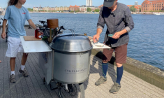 Le chef danois Morten Kryger Wulff propose des balades gastronomiques à vélo à travers Copenhague, le 2 juillet 2025  ( AFP / Camille BAS-WOHLERT )