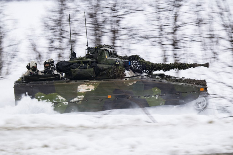 Les blindés CV90 sont fabriqués par le groupe de défense BAE Systems Hägglunds (illustration) ( AFP / JONATHAN NACKSTRAND )