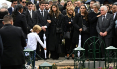 Familles et amis du sénateur Miguel Uribe lors des funérailles à Bogota, le 13 août 2025 ( AFP / Raul ARBOLEDA )