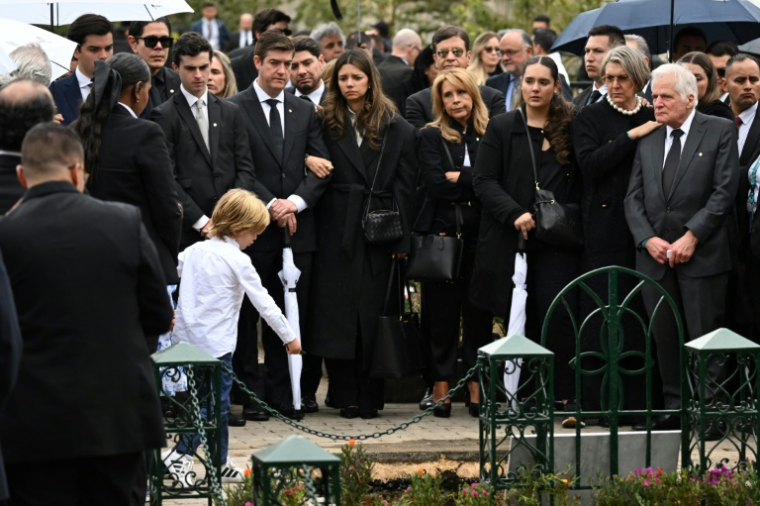 Familles et amis du sénateur Miguel Uribe lors des funérailles à Bogota, le 13 août 2025 ( AFP / Raul ARBOLEDA )