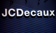 Le logo de JCDecaux à Paris, en France