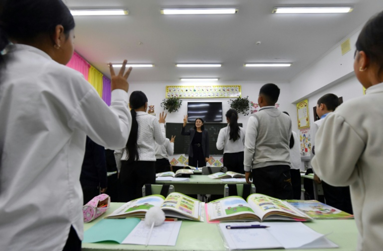 Un cours d'anglais dans une école du village de Boukara, dans le nord-ouest du Kirghizstan, le 6 février 2026 ( AFP / Vyacheslav OSELEDKO )
