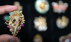 Une broche incrustée de pierres précieuses réalisées entièrement conçue par IA par la start-up indienne, lors du sommet sur l'intelligence artificielle à New Delhi, le 17 février 2026 ( AFP / Arun SANKAR )