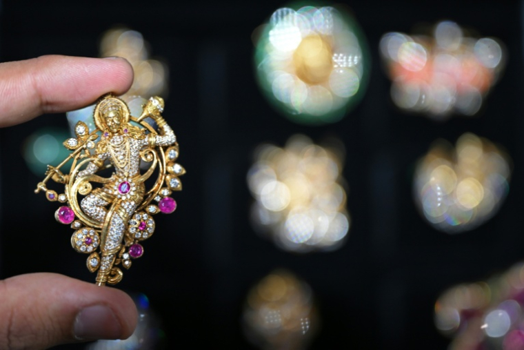 Une broche incrustée de pierres précieuses réalisées entièrement conçue par IA par la start-up indienne, lors du sommet sur l'intelligence artificielle à New Delhi, le 17 février 2026 ( AFP / Arun SANKAR )