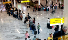 Des passagers attendent dans l'aéroport international de Guadalajara, le 22 février 2026, en raison de l'annulation de vols dus au troubles après la mort du baron de la drogue "El Mencho" ( AFP / Ulises Ruiz )