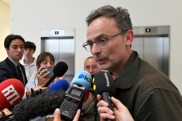 Manuel Meulenyse, père d'un des cinq enfants, s'adresse à la presse au tribunal de Paris après la relaxe d'un animateur de périscolaire accusé d'agressions sexuelles sur mineurs, le 16 juin 2026 ( AFP / Mehdi FEDOUACH )