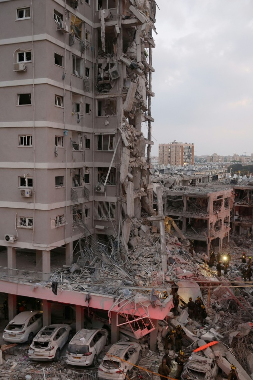 Un missile iranien a frappé un immeuble d'habitation à Bat Yam, au sud de Tel-Aviv, le 15 juin 2025 ( AFP / Jack GUEZ )