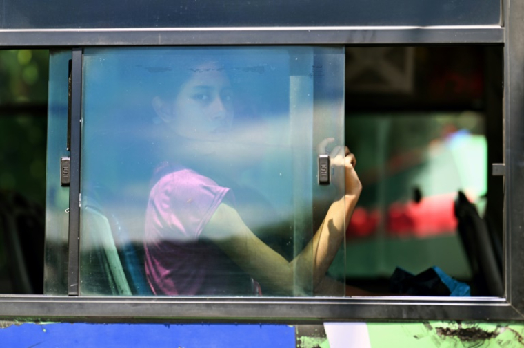 Une fillette dans un bus dans le quartier du 10 de Octubre à San Marcos, au Salvador, le 14 juin 2025 ( AFP / Marvin RECINOS )