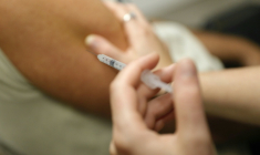 La reprise des cas de Covid-19, sensible en France depuis plusieurs semaines, n'est pas assez marquée pour avancer le lancement de la campagne de vaccination prévu mi-octobre, selon les autorités sanitaires ( AFP / Pascal POCHARD-CASABIANCA )