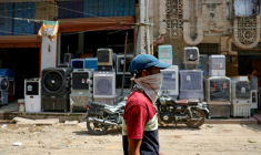 Une boutique de vente de climatiseurs à Varanasi en Inde le 18 mai 2026 ( AFP / Niharika KULKARNI )