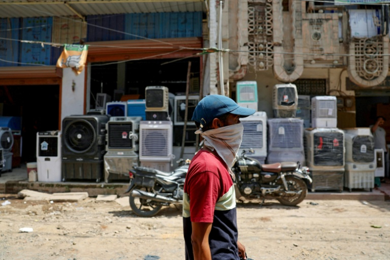 Une boutique de vente de climatiseurs à Varanasi en Inde le 18 mai 2026 ( AFP / Niharika KULKARNI )