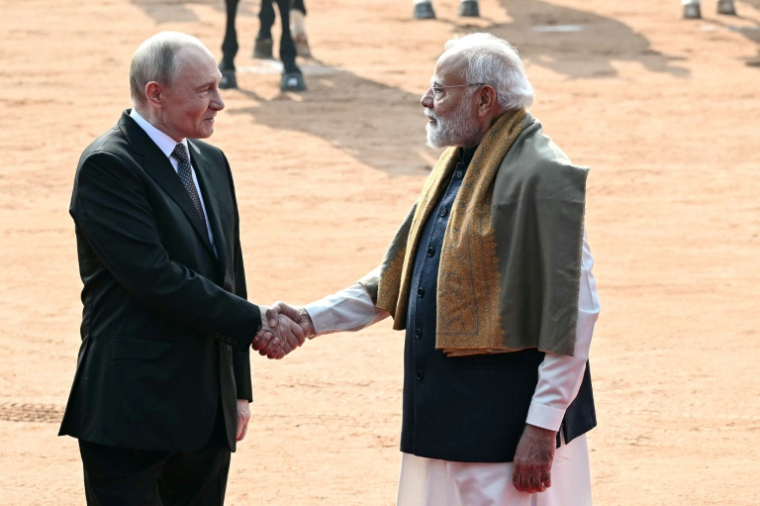 Le président russe Vladimir Poutine, à gauche, et le Premier ministre indien Narendra Modi, à sa droite, le 5 décembre 2025, à New Delhi, en Inde ( AFP / Sajjad HUSSAIN )