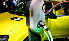 Station de rechargement d'une Renault 5 e-Tech en démonstration à la Porte de Versailles de Paris le 16 octobre 2024. ( AFP / JULIEN DE ROSA )