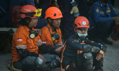 Les secours n'ont détecté aucun signe de vie le 2 octobre 2025 sous les décombres de l'école qui s'est effondrée la veille en Indonésie, où 59 personnes sont encore portées disparues, faisant craindre un lourd bilan humain ( AFP / Juni KRISWANTO )