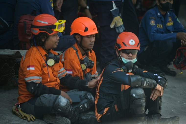 Des secouristes dans le secteur où une école s'est effondrée, à Sidoarjo, en Indonésie, le 2 octobre 2025 ( AFP / Juni KRISWANTO )